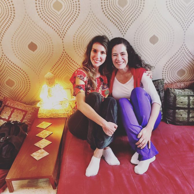 Fefê Rosada e Joyce na Yoga Flow, um espaço muito bacana para prática de yoga.