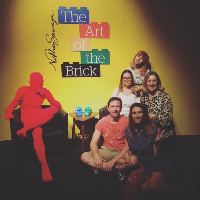 Fefê Rosada e sua familía na exposição The Art of the Bricks, exposição Lego,.