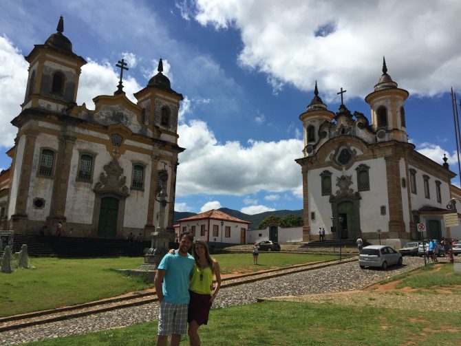 Fefê Rosada do Blog Up na Vidinha entre as igrejas de Mariana, no circuito das Cidades Históricas.