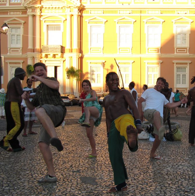 Fefê Rosada do Blog Up na Vidinha jogando capoeirano Pelorinho em salvador, BA