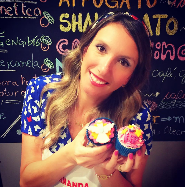 Post: Saia da Rotina! Fefê Rosada do Blog Up na Vidinha fazendo aulas de cupcakes