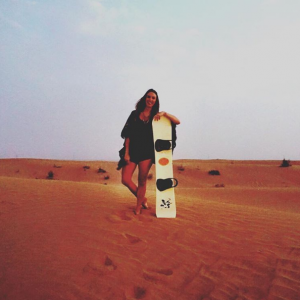 Post: Saia da Rotina! Fefê Rosada do Blog Up na Vidinha fazendo sandboard no deserto de Dubai.